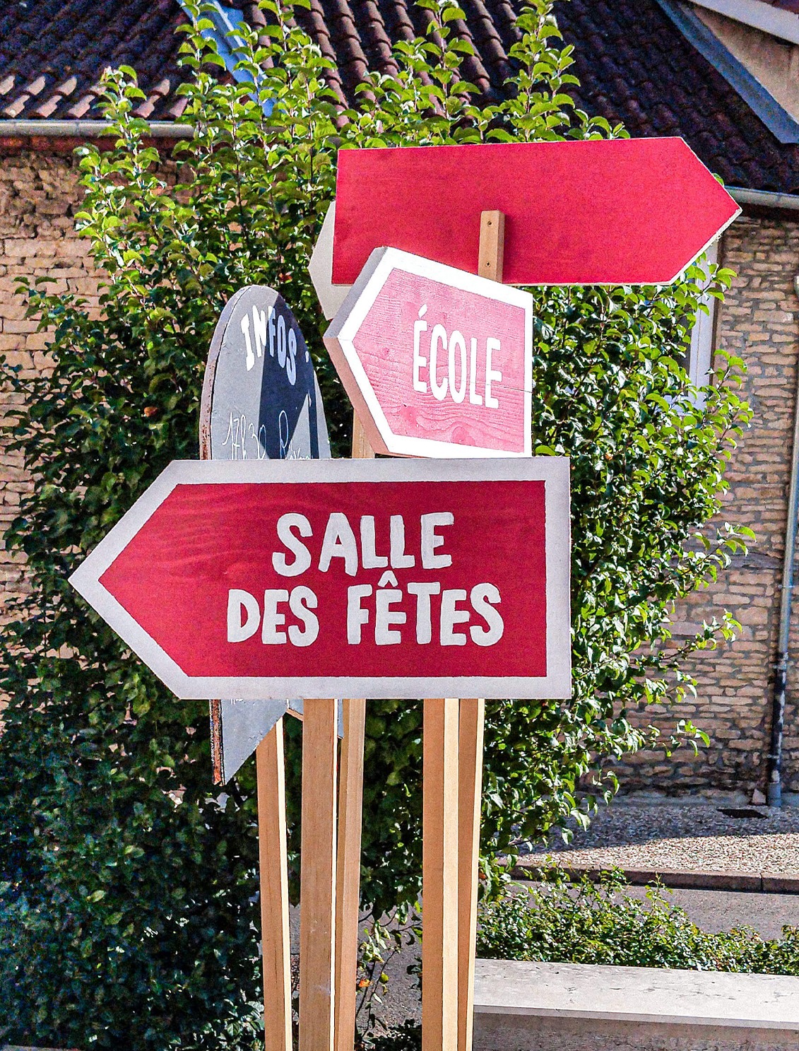 mobilier signalétique du festival Les Accueillantes (Isère), festival de spectacles vivant et d'art visuel