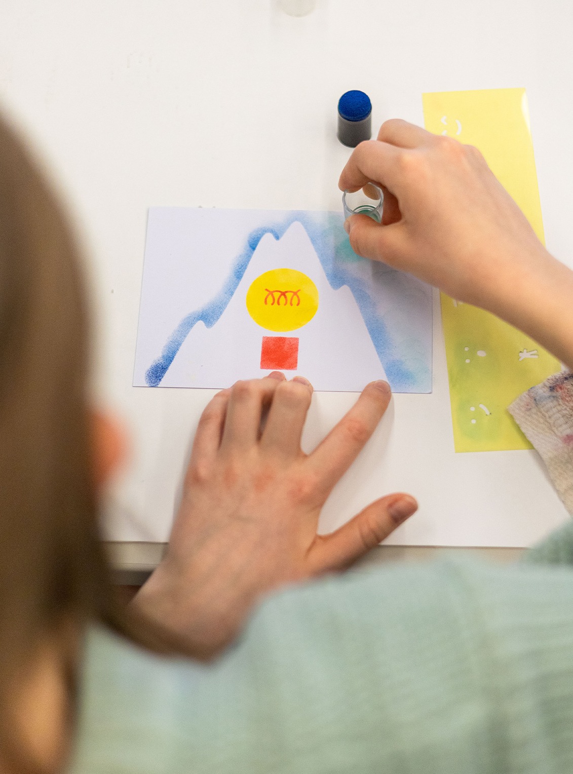 carte postale lors d'un atelier souvenirs en image, atelier de carte postal sur le thème de l'Hydroélectricité
