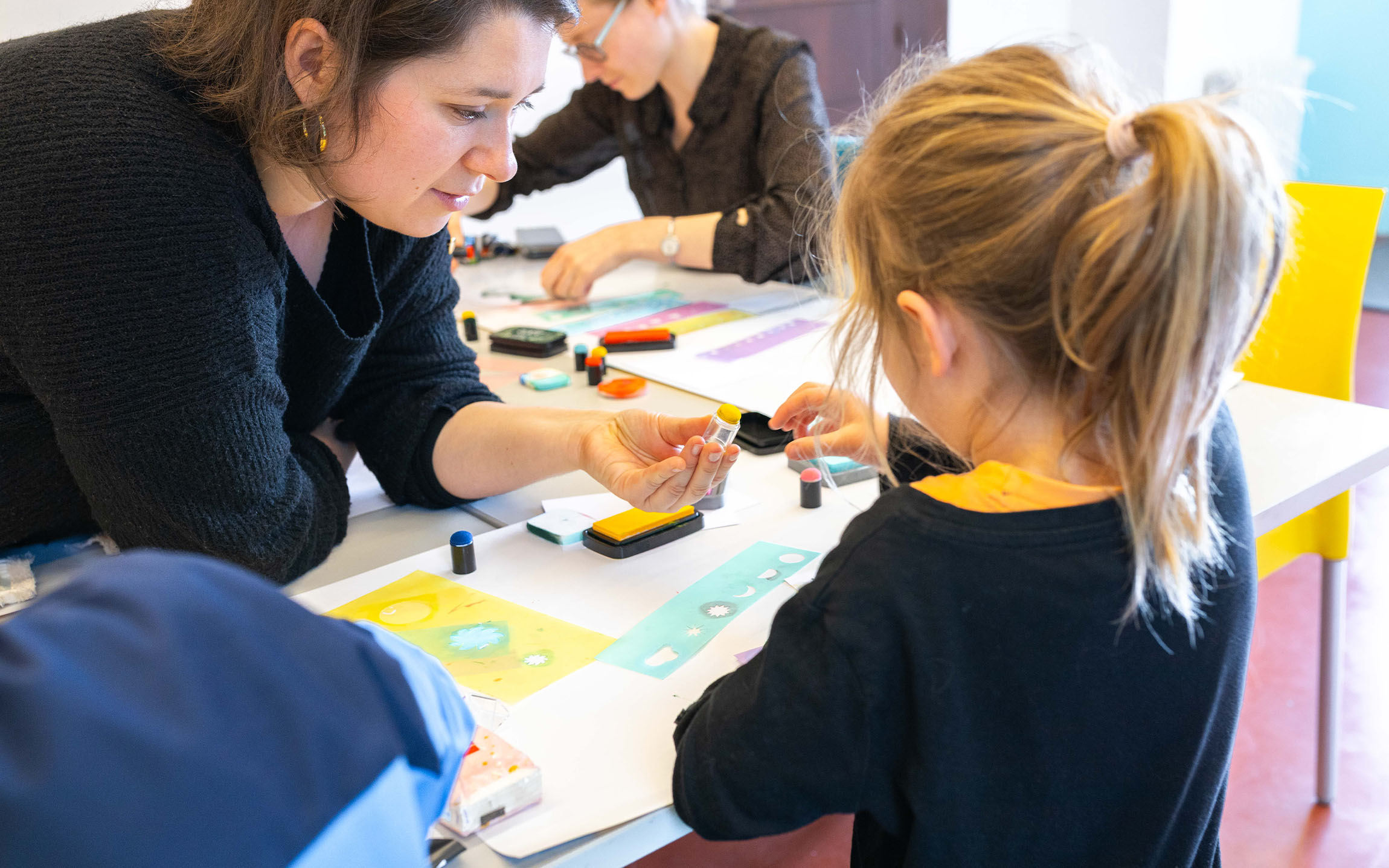 atelier souvenirs en image, atelier de carte postal sur le thème de l'Hydroélectricité