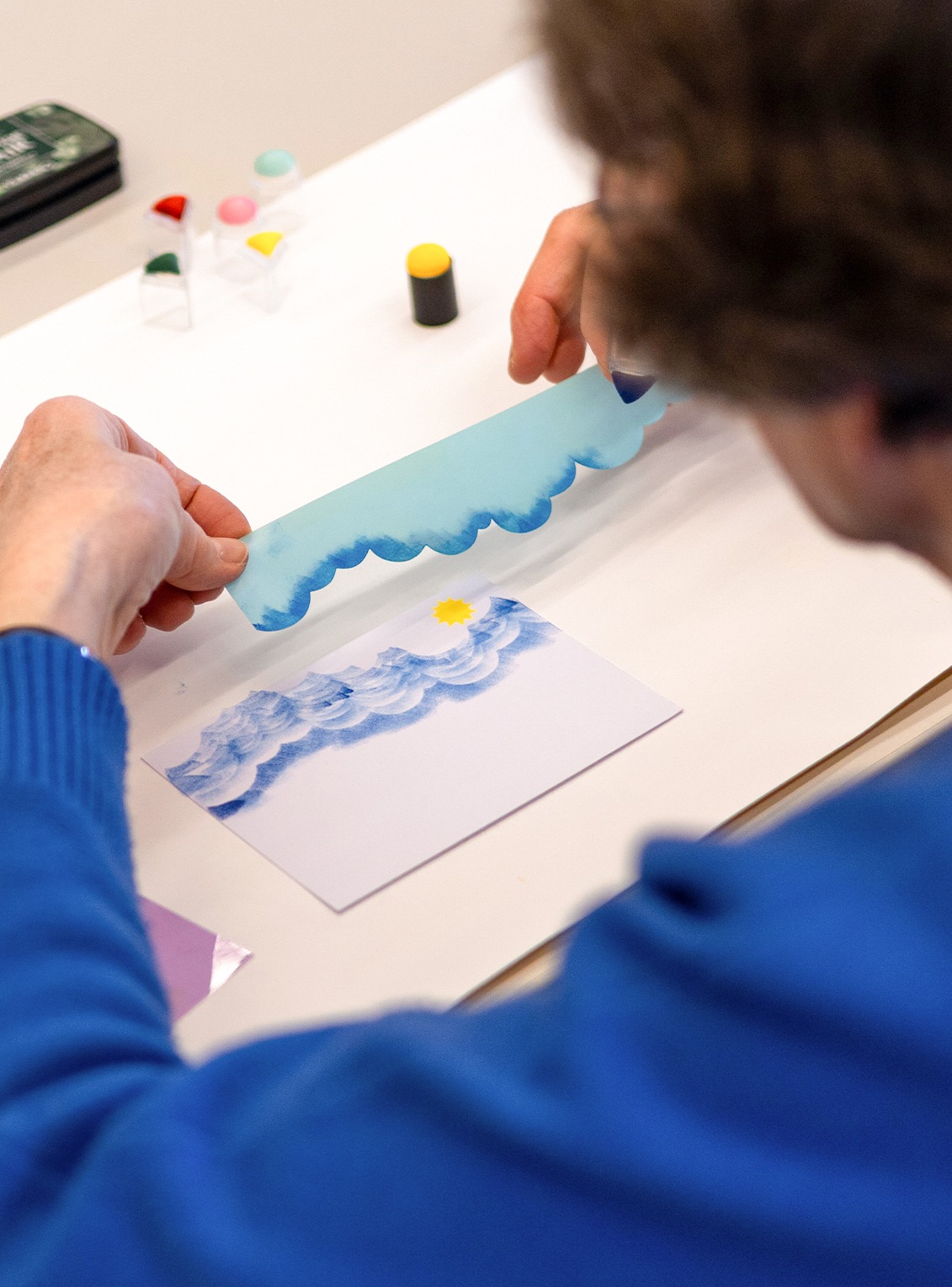 manipulation des pochoirs lors d'un atelier souvenirs en image, atelier de carte postal sur le thème de l'Hydroélectricité